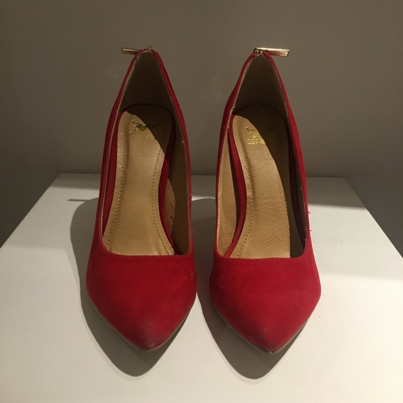RED PUMPS - Picture 2 of 3